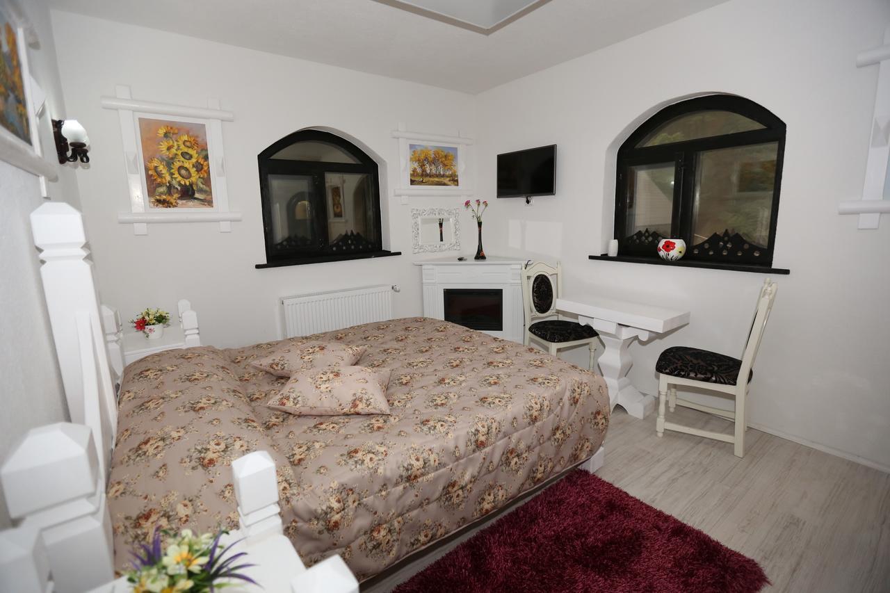 Complex Lions Bucovina Hotel Voroneț Eksteriør billede