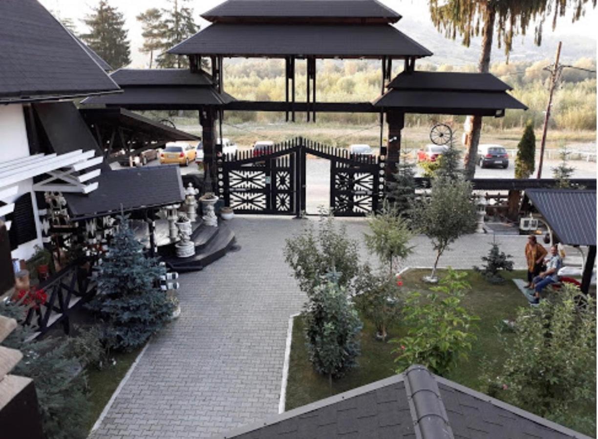 Complex Lions Bucovina Hotel Voroneț Eksteriør billede