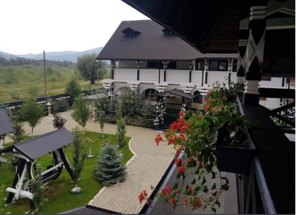 Complex Lions Bucovina Hotel Voroneț Eksteriør billede