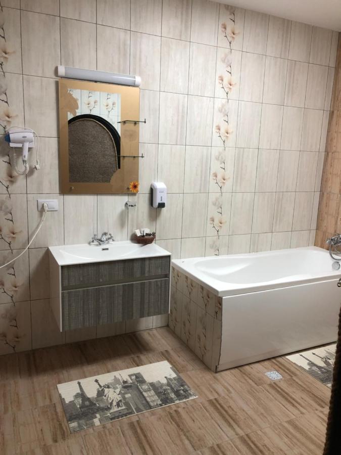 Complex Lions Bucovina Hotel Voroneț Eksteriør billede